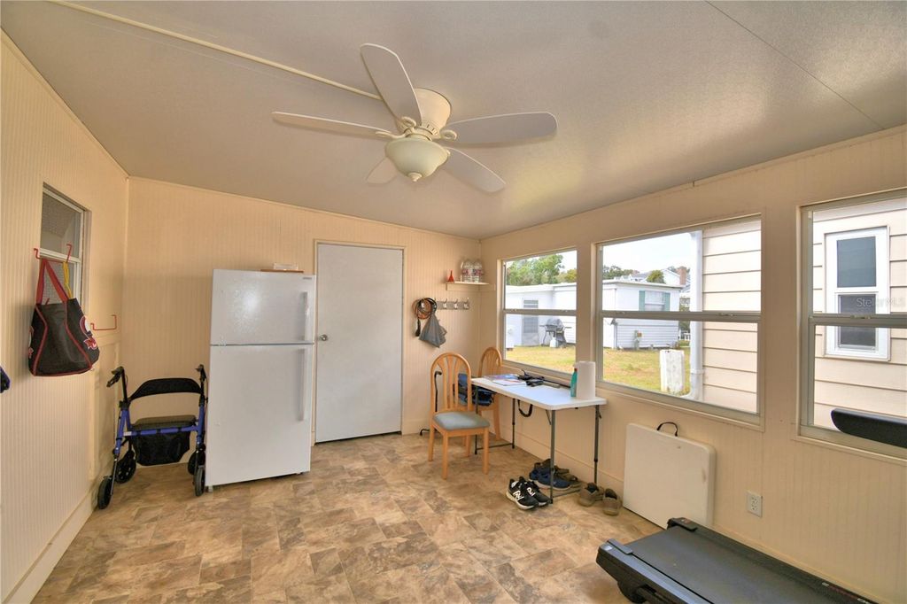 Image 10 of property listing at 145 HOLIDAY LANE, Auburndale, FL 33823