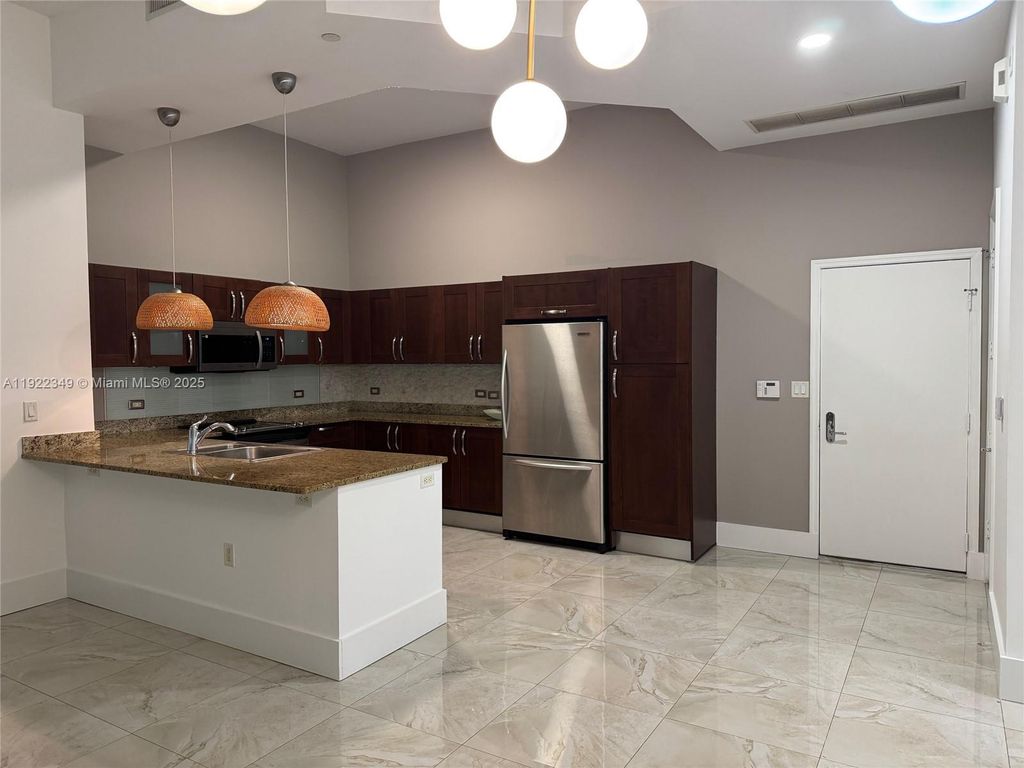 Image 1 of property listing at 20000 E Country Club Dr 104, Aventura, FL 33180