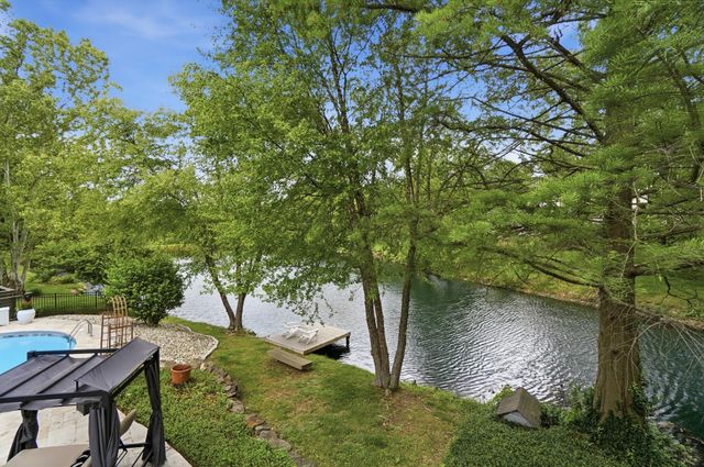 878 Squire Oaks Drive, Villa Hills, KY 41017