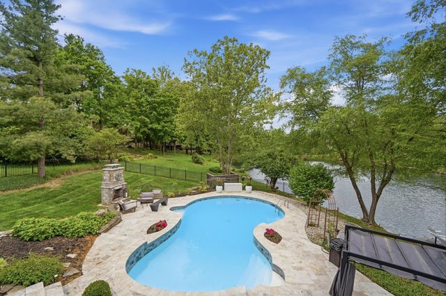 878 Squire Oaks Drive, Villa Hills, KY 41017