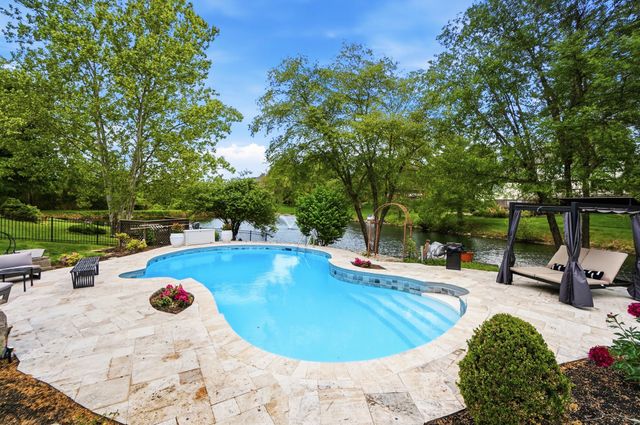 878 Squire Oaks Drive, Villa Hills, KY 41017