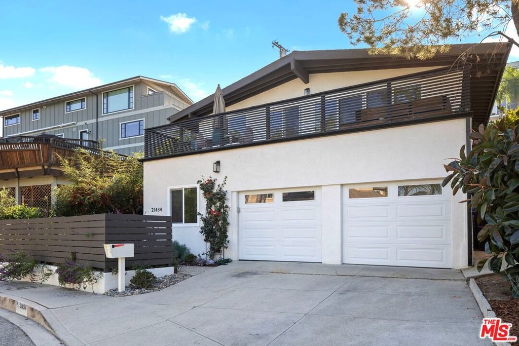 21434 Salamanca Avenue, Woodland Hills, CA 91364