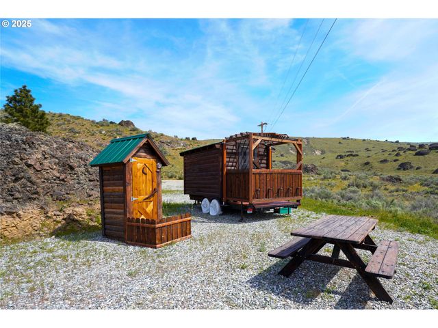 675 Peach Rd, Waterville, WA 98858