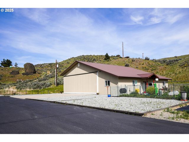 675 Peach Rd, Waterville, WA 98858