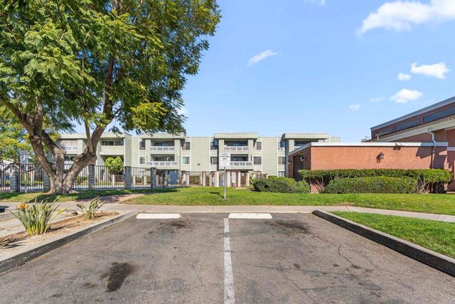 1040 E Washington Avenue 33, Escondido, CA 92025