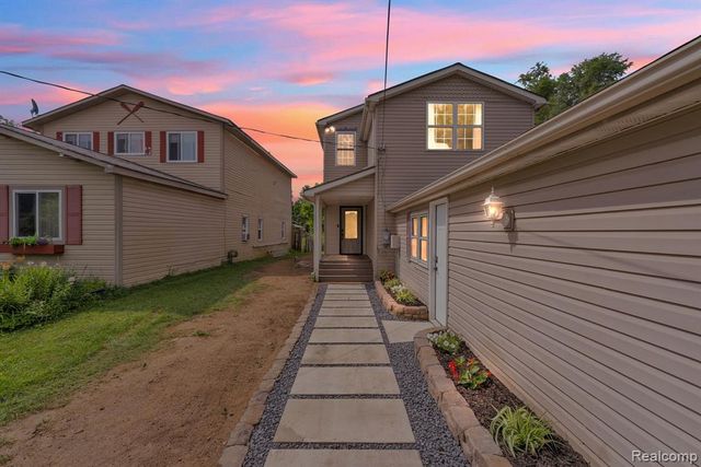 8963 Tackles Drive, White Lake, MI 48386