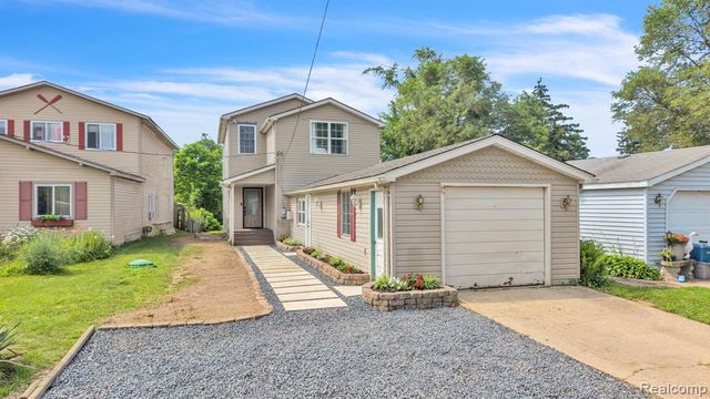 8963 Tackles Drive, White Lake, MI 48386