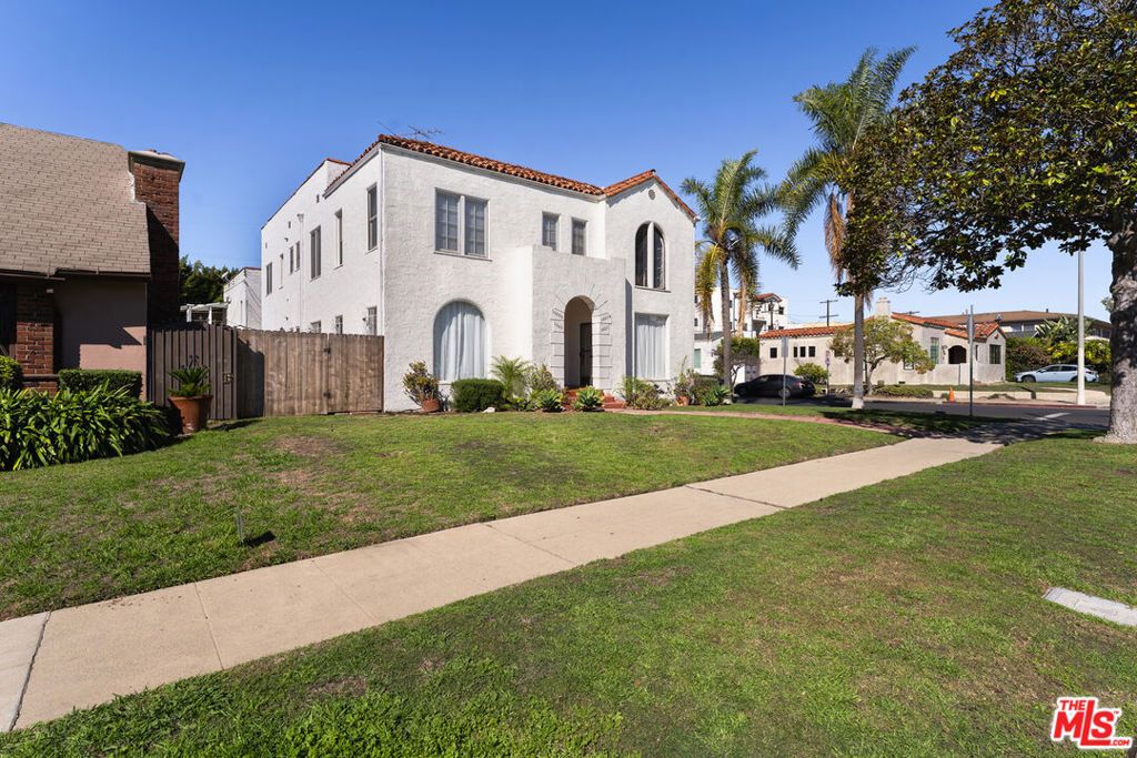 Image 10 of property listing at 1601 S Hayworth Avenue, Los Angeles, CA 90035