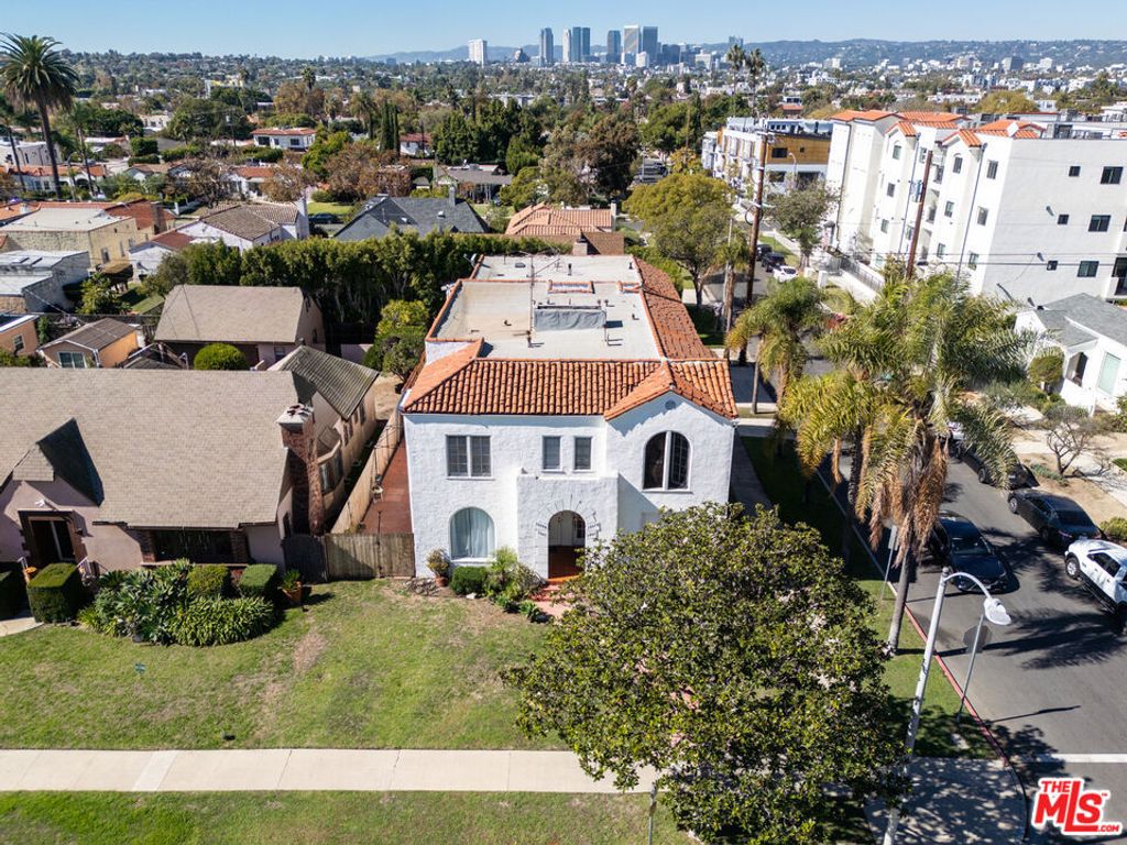 Image 11 of property listing at 1601 S Hayworth Avenue, Los Angeles, CA 90035