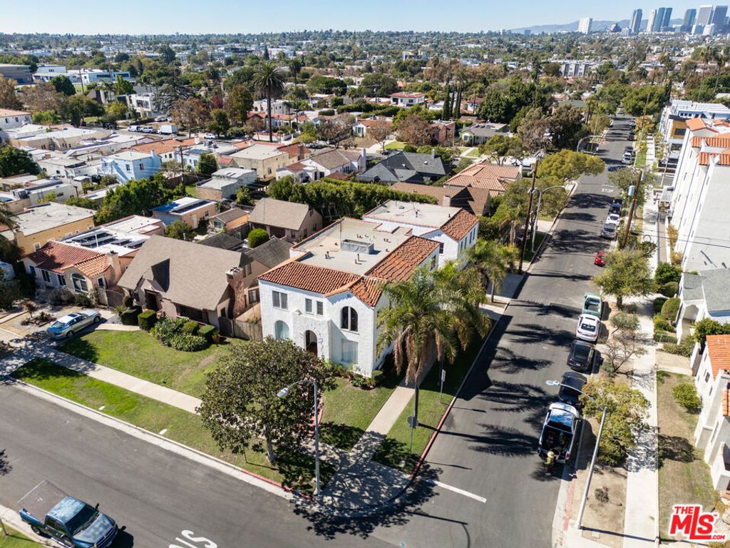 Image 12 of property listing at 1601 S Hayworth Avenue, Los Angeles, CA 90035