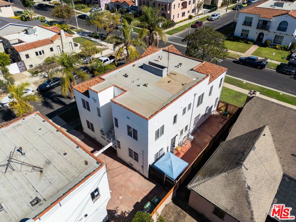 Image 13 of property listing at 1601 S Hayworth Avenue, Los Angeles, CA 90035