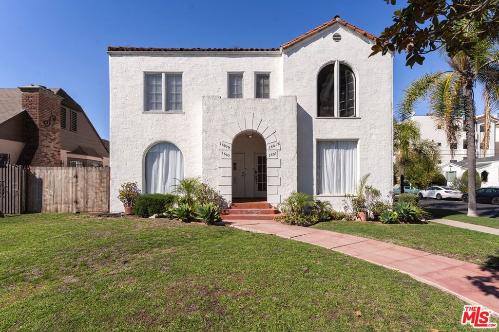 Image 2 of property listing at 1601 S Hayworth Avenue, Los Angeles, CA 90035