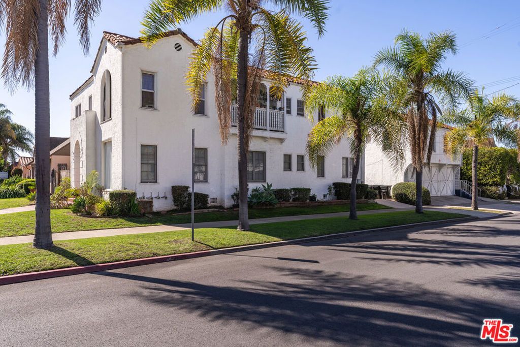 Image 3 of property listing at 1601 S Hayworth Avenue, Los Angeles, CA 90035