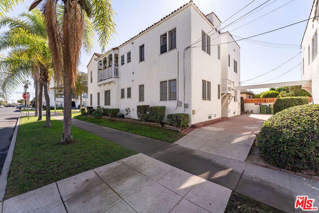 Image 5 of property listing at 1601 S Hayworth Avenue, Los Angeles, CA 90035