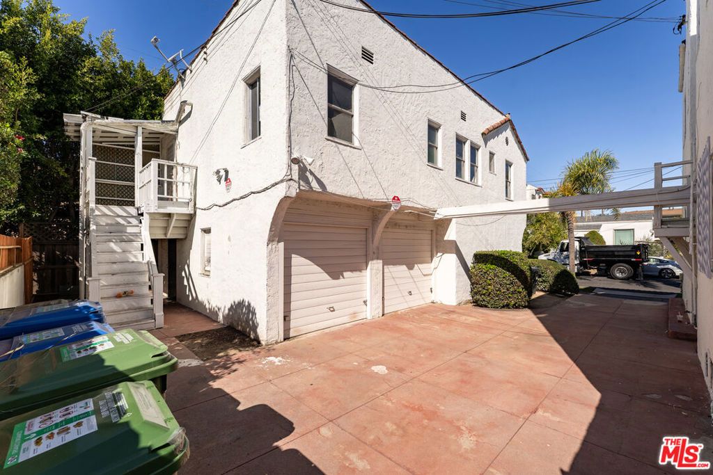 Image 9 of property listing at 1601 S Hayworth Avenue, Los Angeles, CA 90035