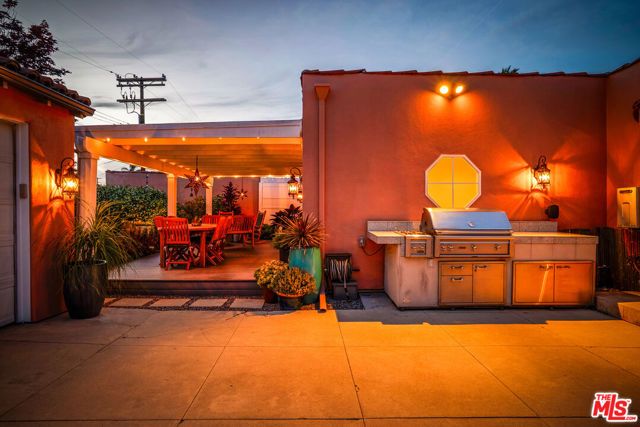 3925 S Norton Avenue, Los Angeles, CA 90008