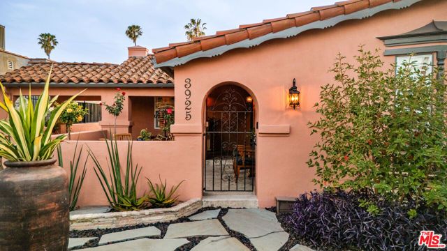 3925 S Norton Avenue, Los Angeles, CA 90008