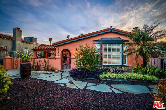 3925 S Norton Avenue, Los Angeles, CA 90008