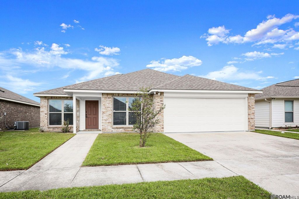 1482 Meadow Crossing Dr, Gonzales, LA 70737