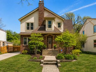 805 S Mitchell Avenue, Arlington Heights, IL 60005
