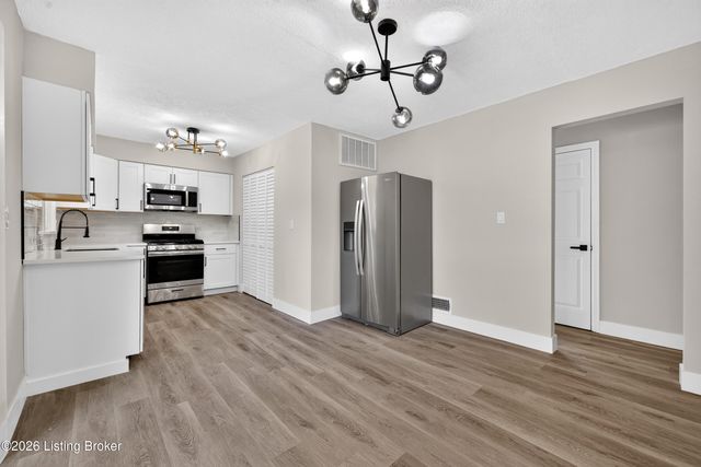 5904 Hood Rd, Louisville, KY 40213