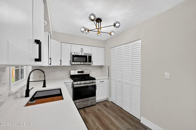 5904 Hood Rd, Louisville, KY 40213