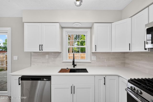 5904 Hood Rd, Louisville, KY 40213