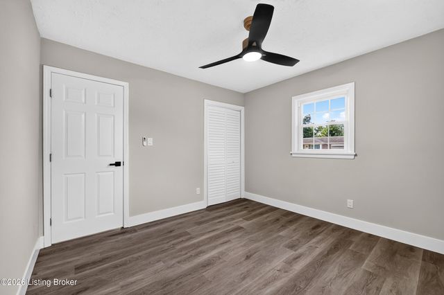 5904 Hood Rd, Louisville, KY 40213