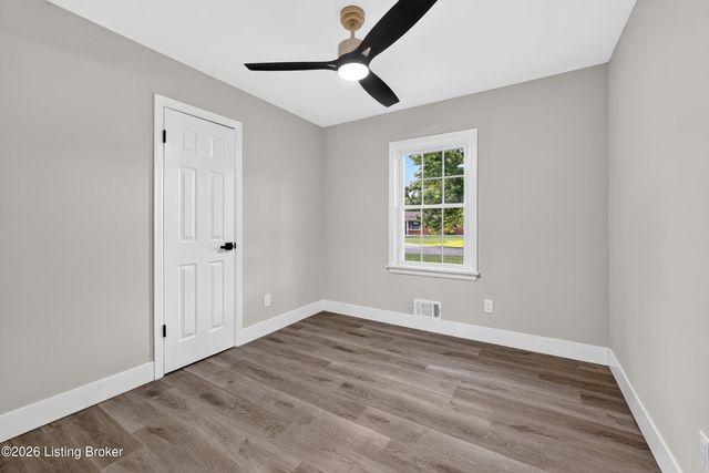 5904 Hood Rd, Louisville, KY 40213