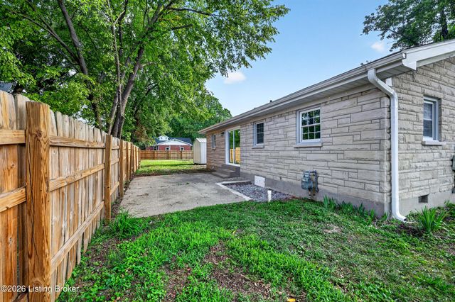 5904 Hood Rd, Louisville, KY 40213