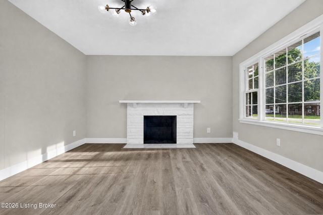 5904 Hood Rd, Louisville, KY 40213