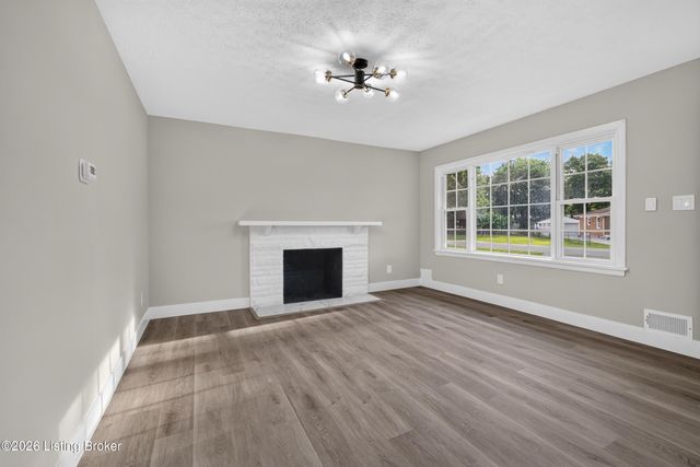 5904 Hood Rd, Louisville, KY 40213