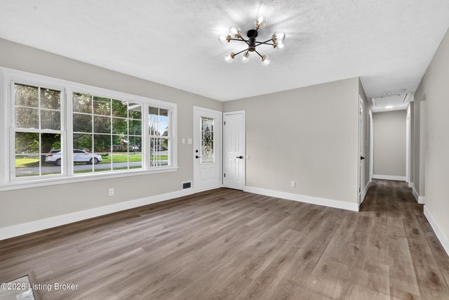 5904 Hood Rd, Louisville, KY 40213