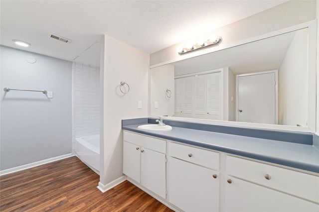 3085 Walnut Bend Lane 23, Houston, TX 77042