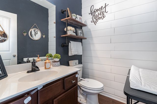 611 Whirlaway Dr, Burns, TN 37029