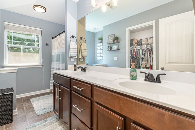 611 Whirlaway Dr, Burns, TN 37029