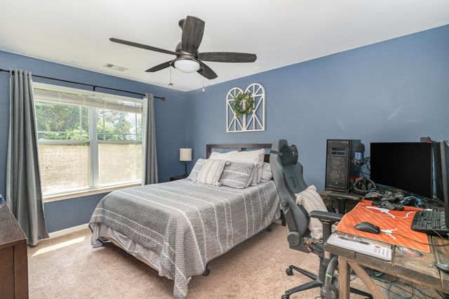 611 Whirlaway Dr, Burns, TN 37029