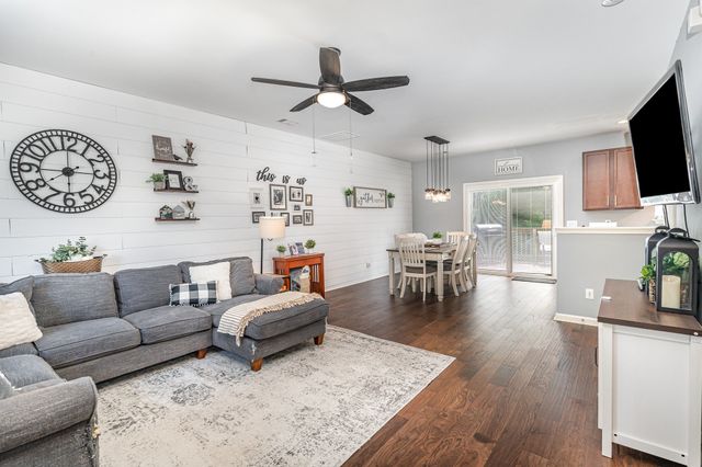 611 Whirlaway Dr, Burns, TN 37029