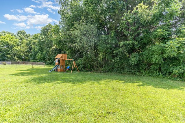 611 Whirlaway Dr, Burns, TN 37029