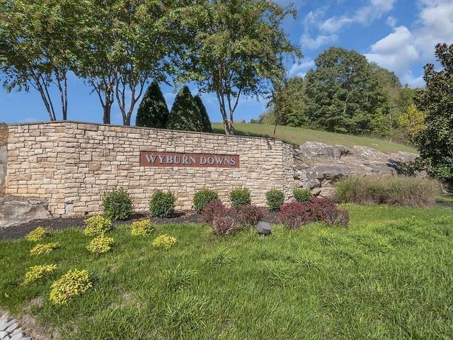 611 Whirlaway Dr, Burns, TN 37029