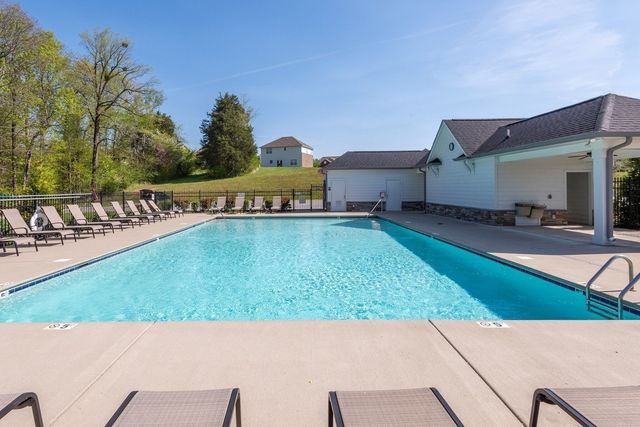 611 Whirlaway Dr, Burns, TN 37029