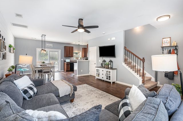 611 Whirlaway Dr, Burns, TN 37029