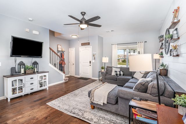 611 Whirlaway Dr, Burns, TN 37029