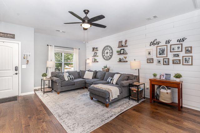 611 Whirlaway Dr, Burns, TN 37029