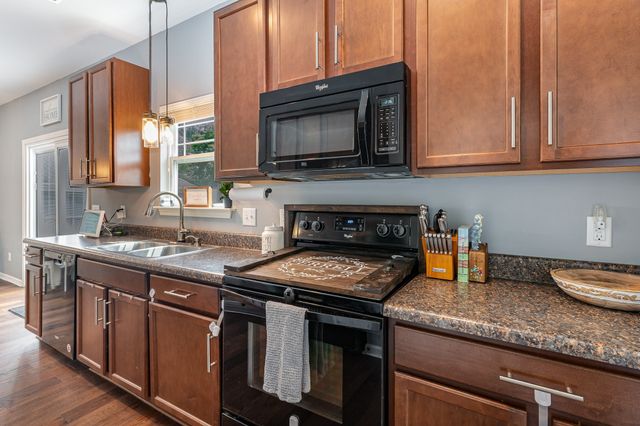 611 Whirlaway Dr, Burns, TN 37029