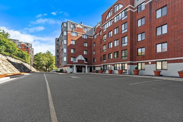 100 Ledgewood Dr 319, Stoneham, MA 02180