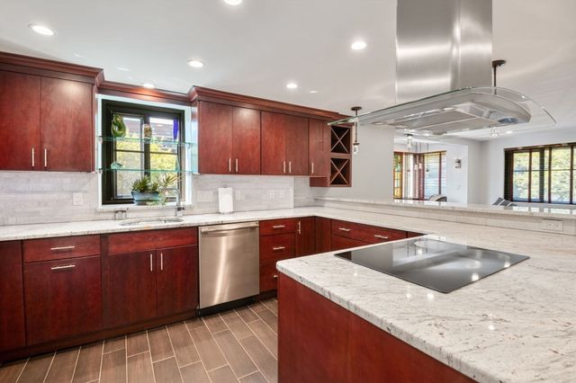 100 Ledgewood Dr 319, Stoneham, MA 02180