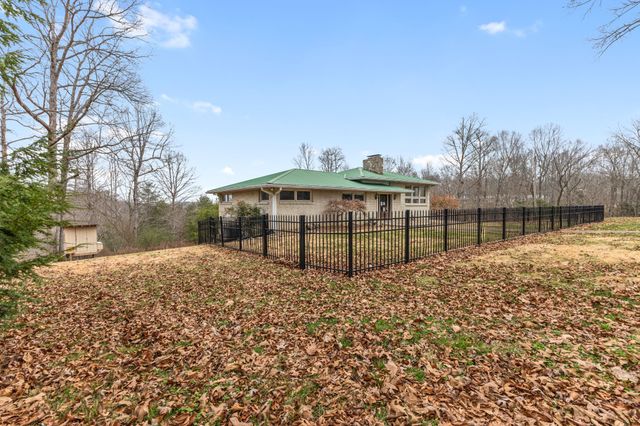 555 White Pine Dr, Centerville, TN 37033