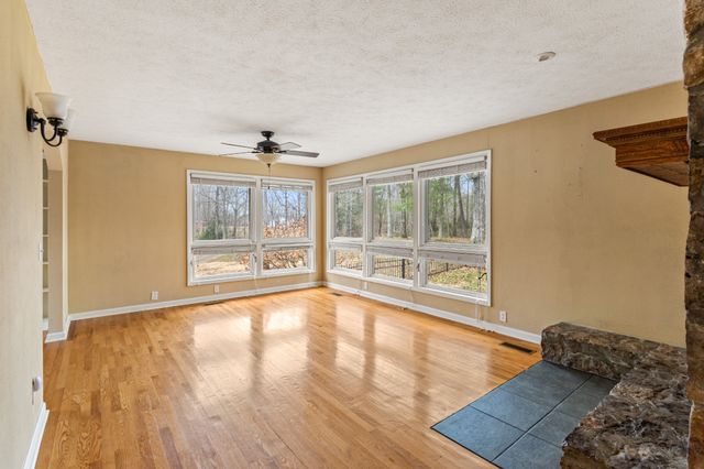 555 White Pine Dr, Centerville, TN 37033