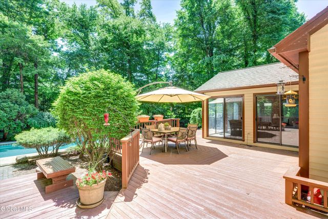 16 Innisbrook Drive, Clifton Park, NY 12065